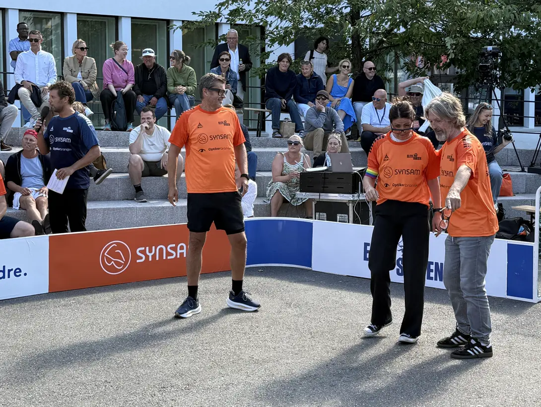 Myggen instruerer Tonje Brenna i kamp. Da må brillene av :)