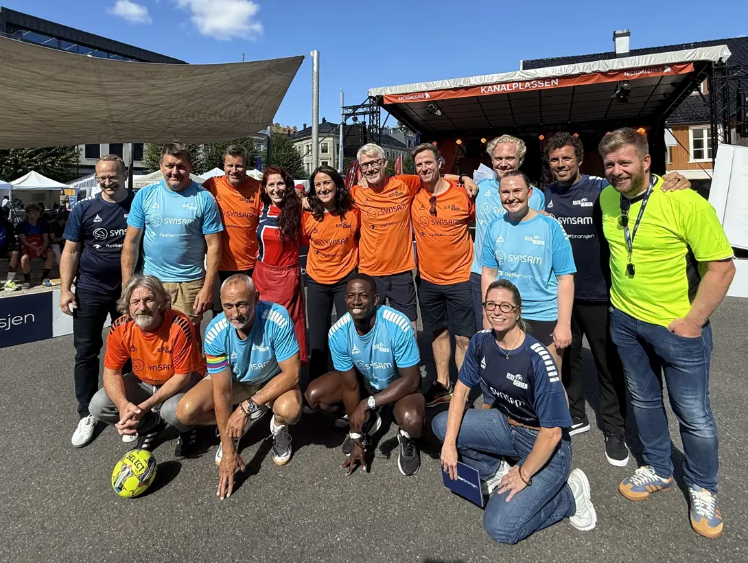 Lagene samlet med fotballpresident Lise Klaveness før kamp! 