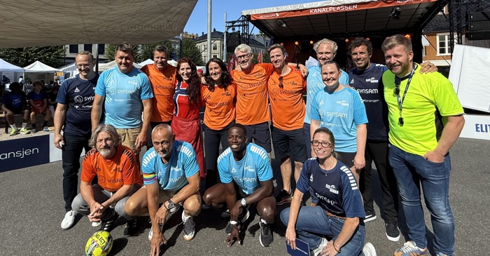 Lagene samlet med fotballpresident Lise Klaveness før kamp! 